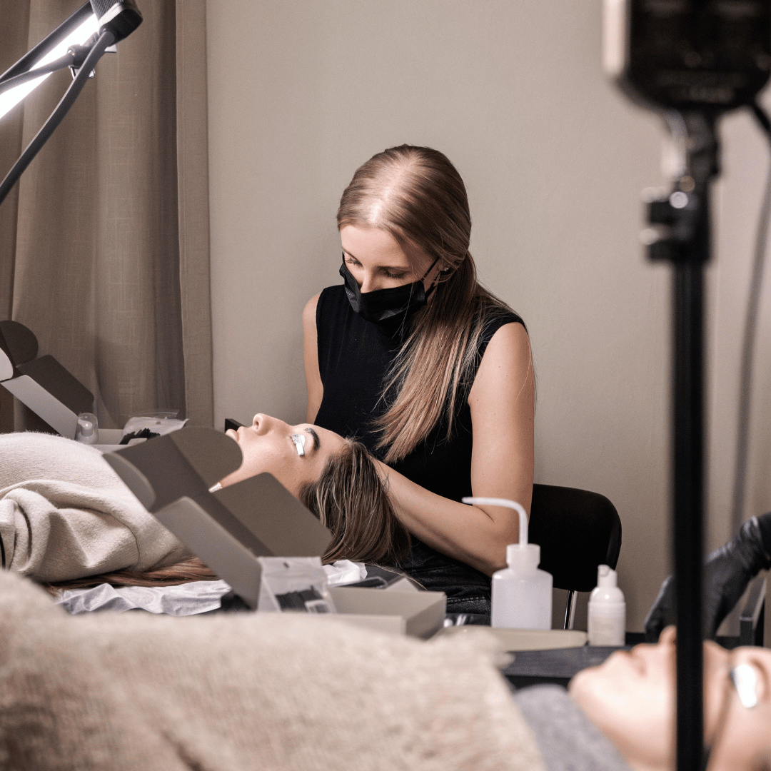 Kosmetikerin bei Lashlifting-Behandlung in Gleisdorf