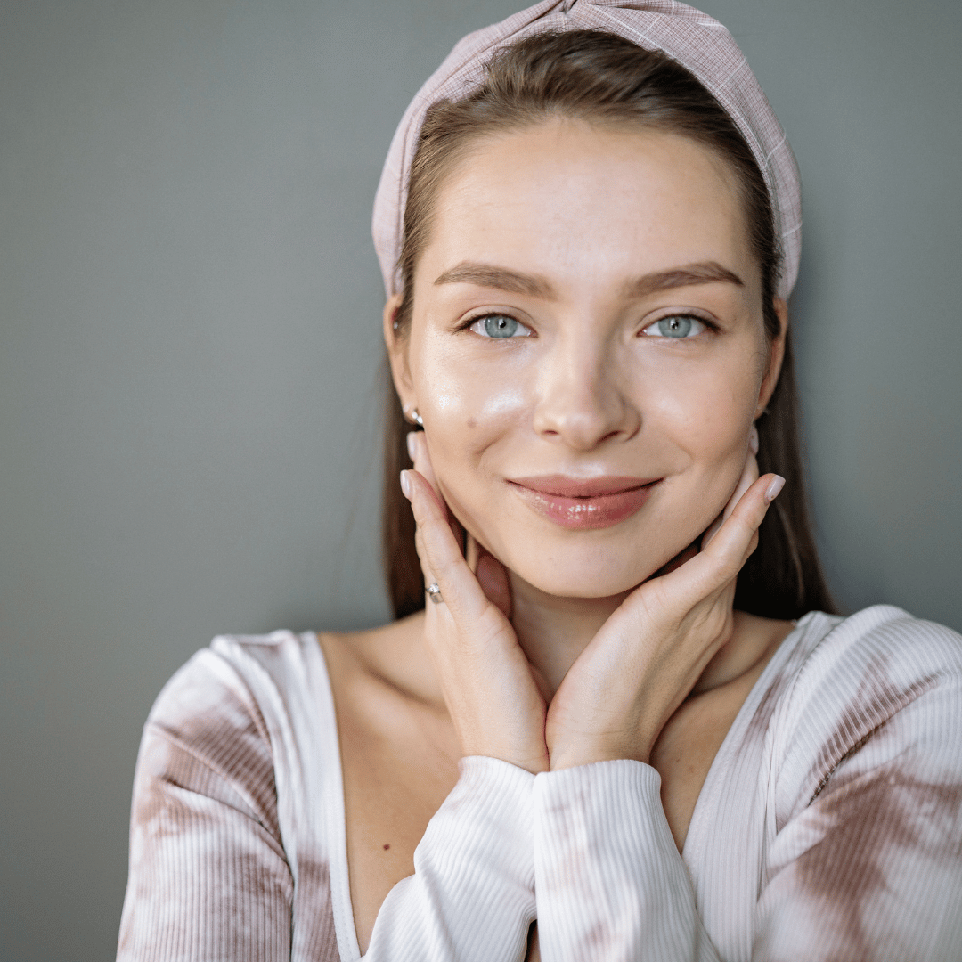 Frau mit sensibler Haut und natürlichem Glow