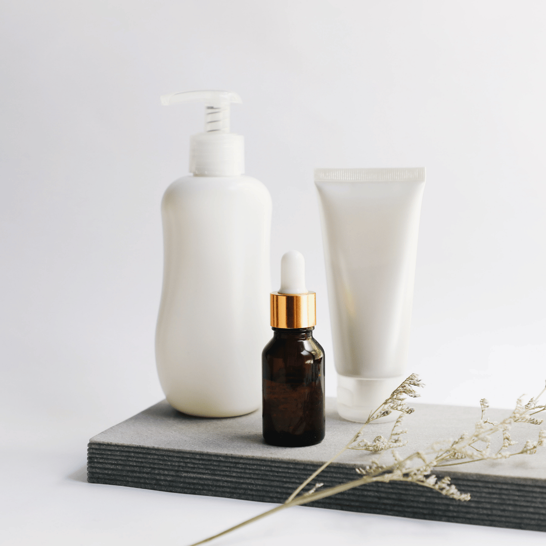 Minimalistische Glasflasche mit goldenem Etikett – Calm Glow Pflegebalsam