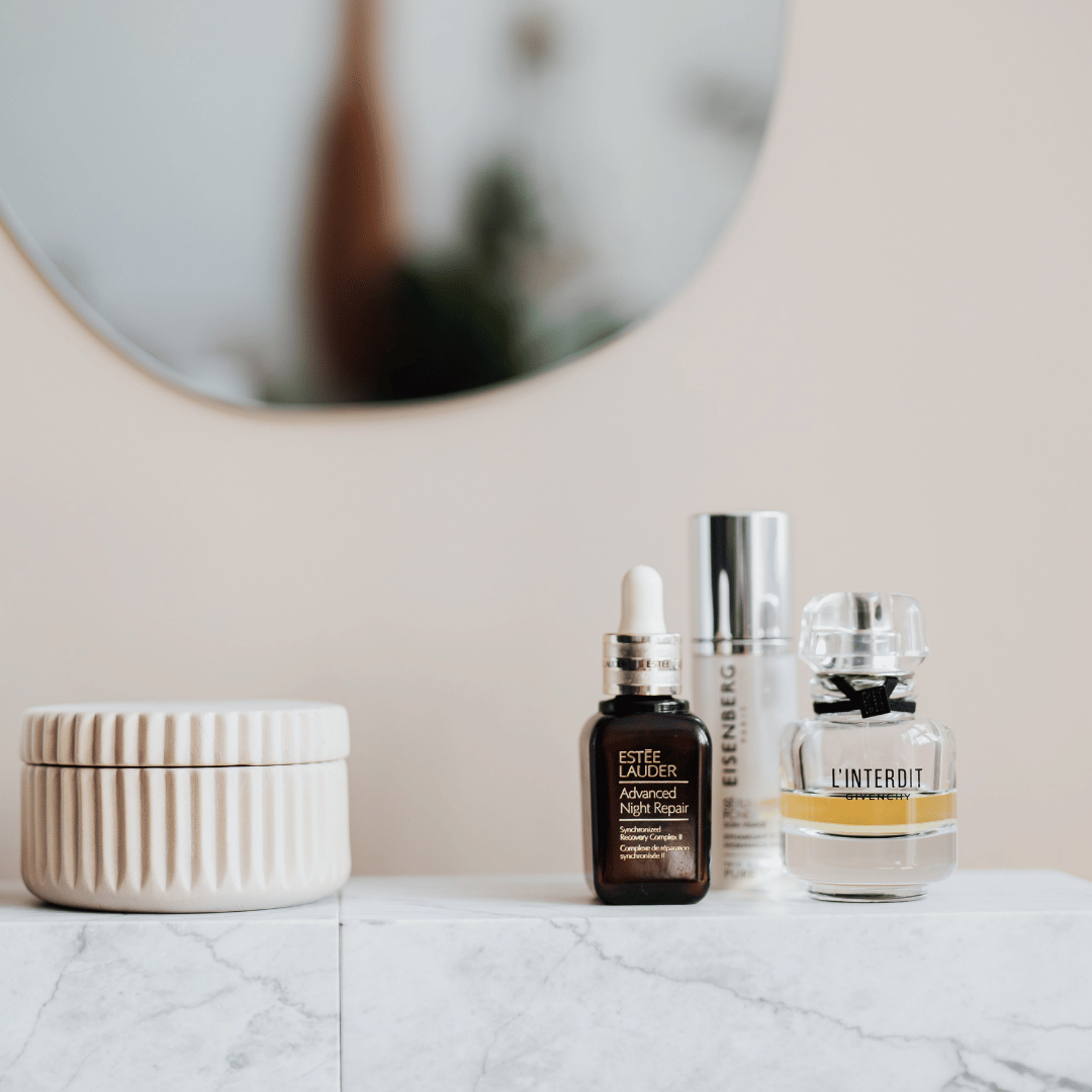 Kompakte Tube mit grünem Label – Farbschutz-Gel für Wimpern & Brauen“