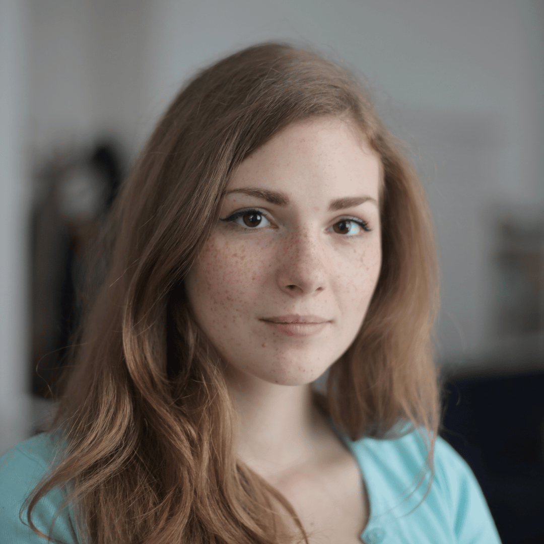 Junge Frau mit definierter Augenpartie und leichtem Make-up
