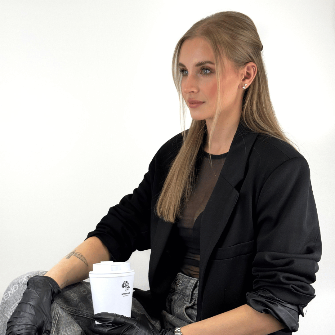 Kosmetikerin Nina von Untamed Cosmetics im Studio in Gleisdorf